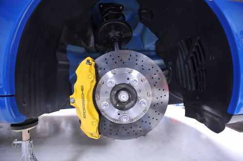 洗车后刹车盘生锈还异响该怎么办 可以往刹车盘上涂抹黄油吗